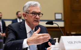 The Fed is not considering a rate hike, noting the strengthening US economy