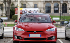Bernstein: Tesla Stock to Drop 33% on High Valuation, Lack of Catalysts