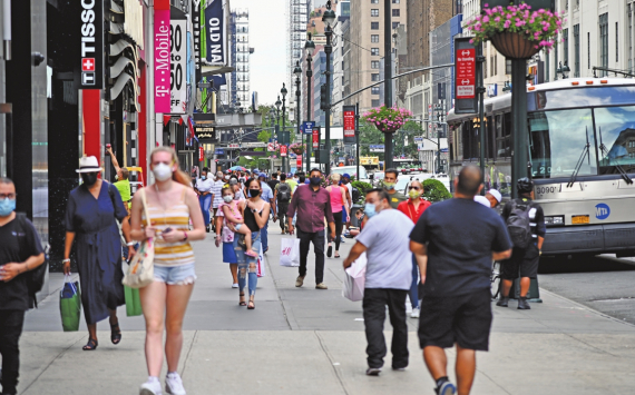 New Yorkers keep wearing masks