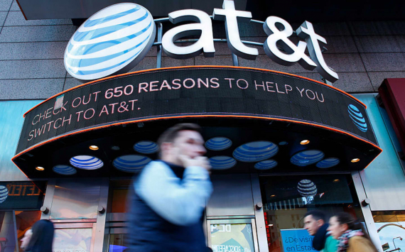 AT&T shares fall due to 40%-43% dividend cut