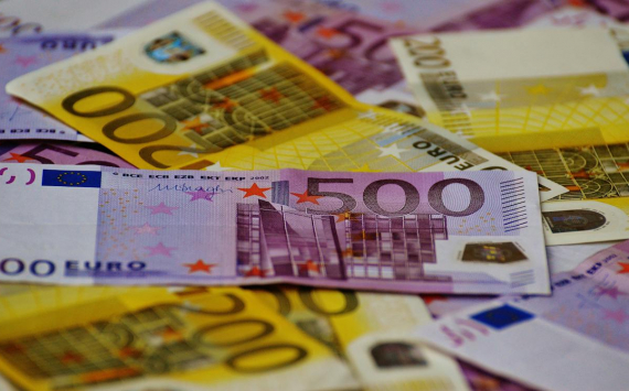 Euro Stable as Eurozone Avoids Recession, Dollar Softens Before Fed Decision