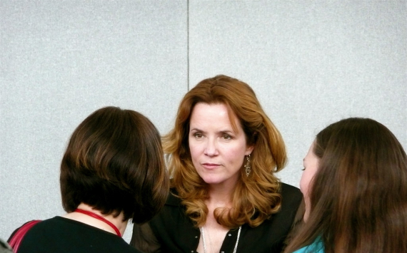 Lea Thompson’s Proudest Moment: Working with Daughters Maddie and Zoey Deutch